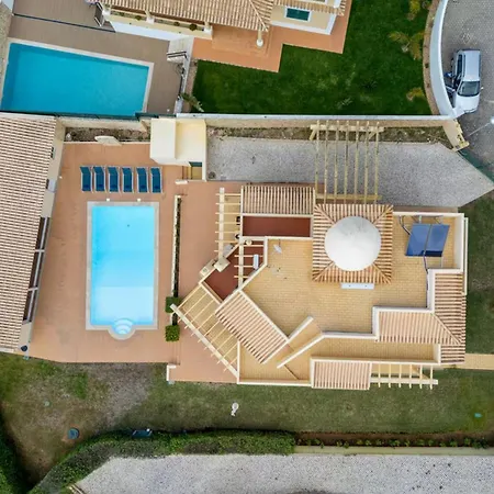 12 Pax Villa Close To Beach@ וילה *
